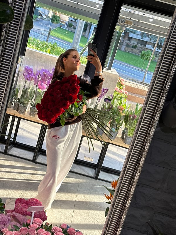 Woman buys roses, takes selfies at Chișinău flower shop