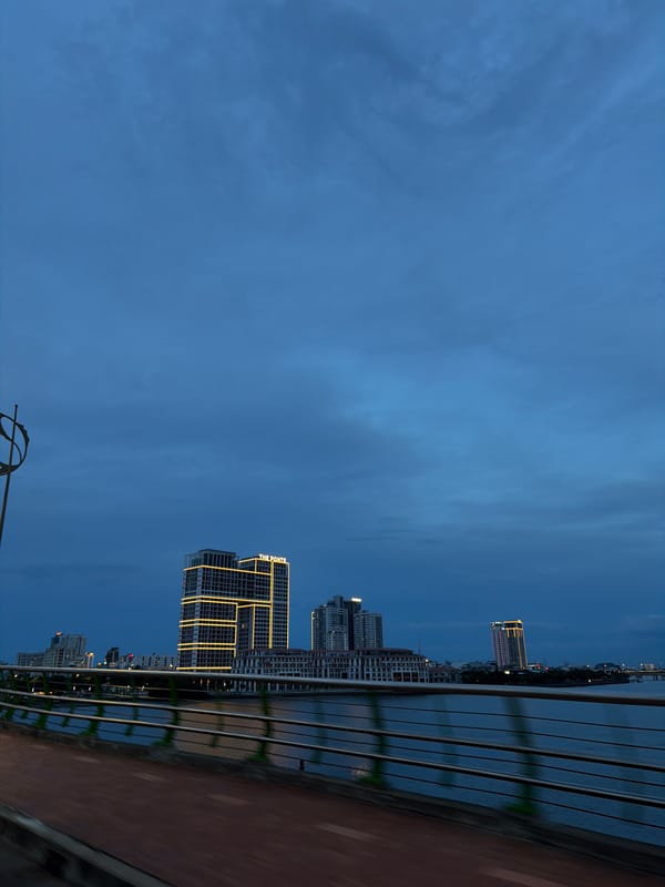 Da Nang at dusk: Dragon Bridge, Han River, and city streets