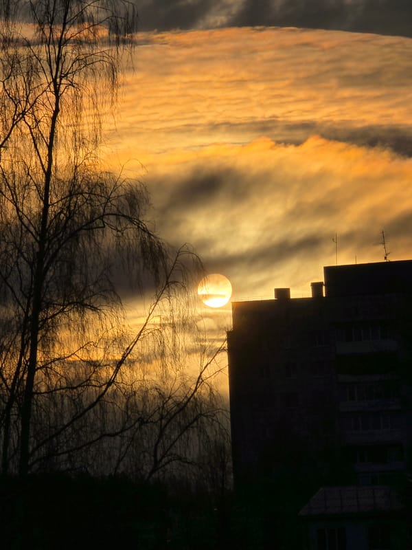 Urban sunrise/sunset documented by multiple witnesses early morning