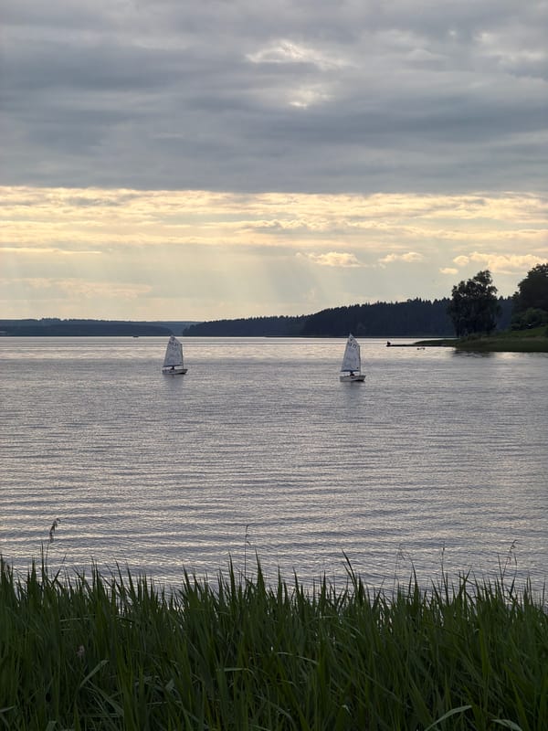 Quiet afternoon scenes captured along Votkinsk waterfront park