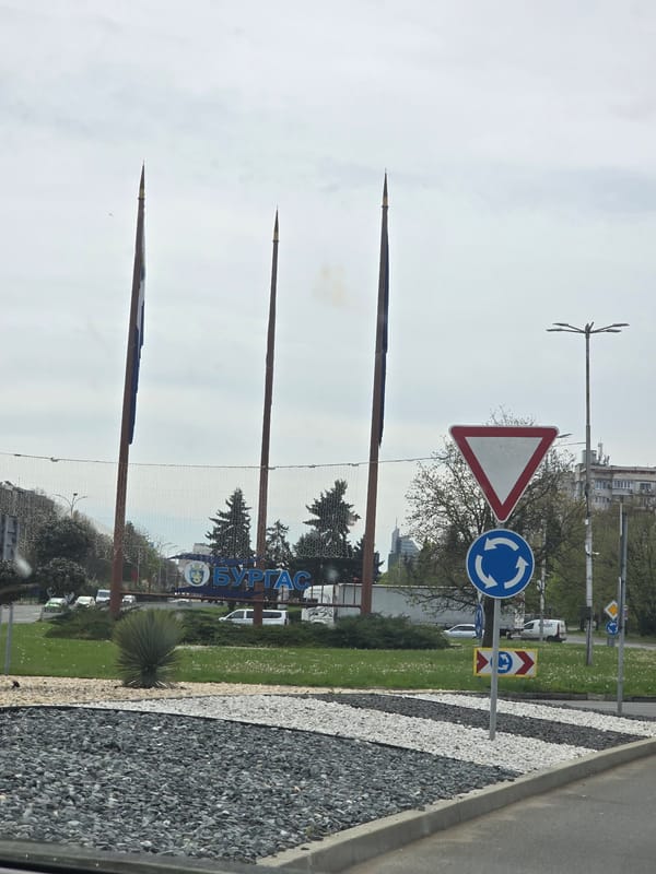 Burgas scenes: roadside intersection and small figurines documented