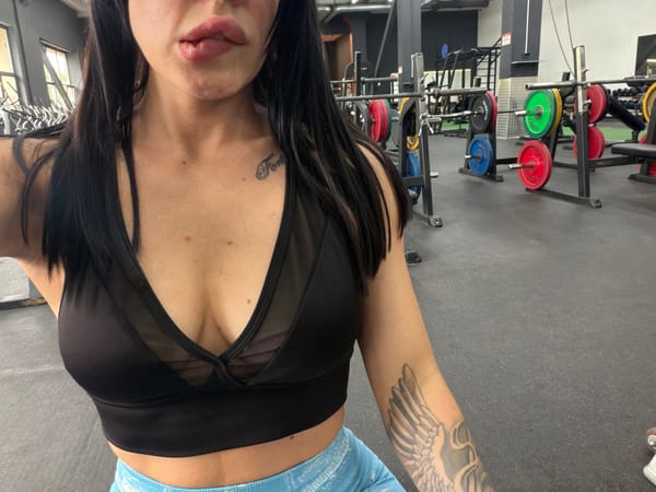 Gym selfie session at a Ufa weight room
