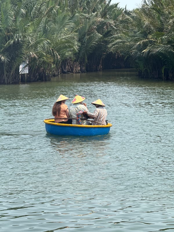 Traditional basket boat tours draw tourists to Đà Nẵng waterways