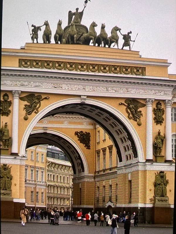 Tourist documents afternoon sightseeing tour in Saint Petersburg