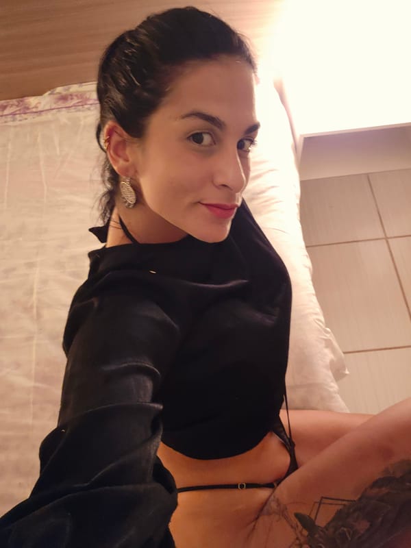 Woman takes bedroom selfies in Cabo Frio