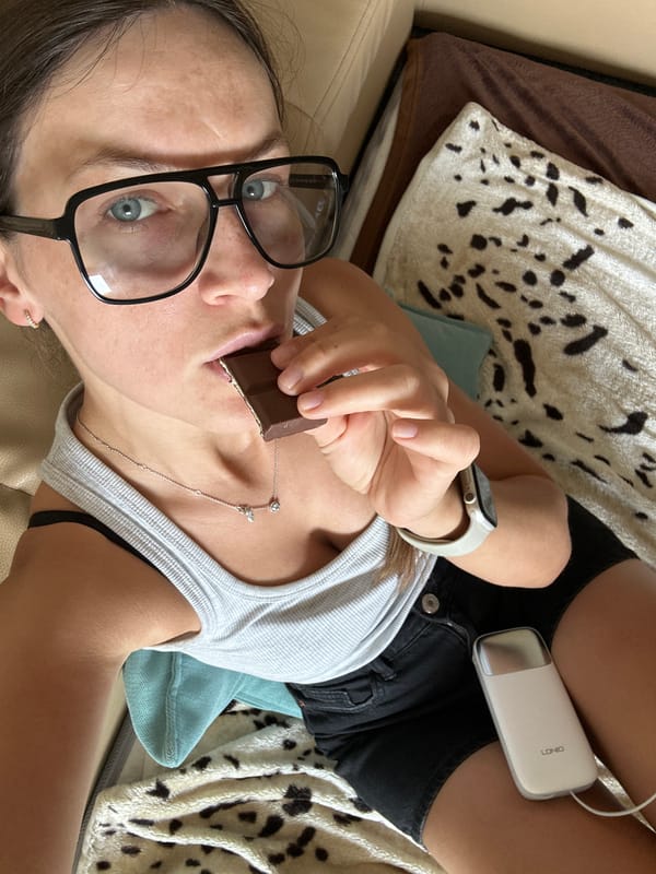 Person takes chocolate selfie with ring light in Fredenbeck