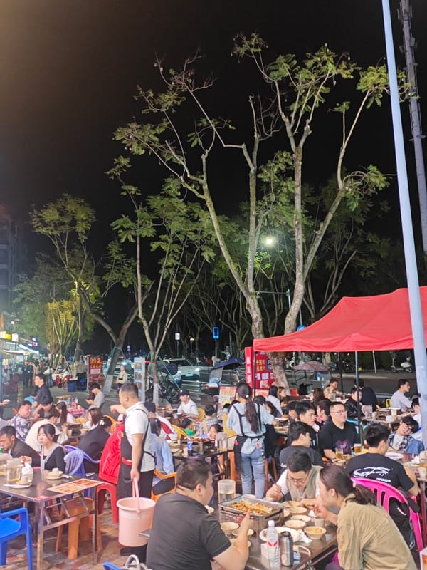 Outdoor dining bustles in Chongqing High-tech Zone