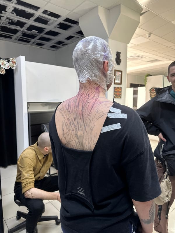 Client receives back tattoo with plastic-wrapped head in Rostov studio
