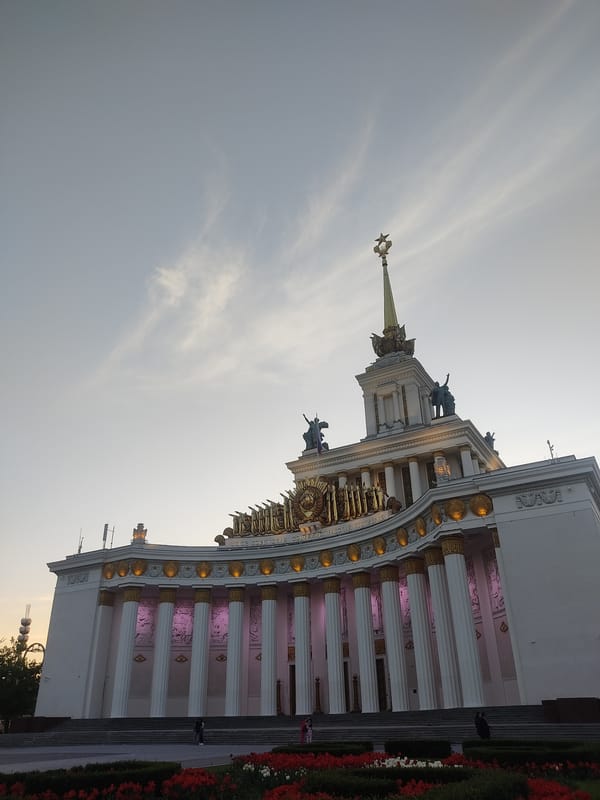 Spring evening at Moscow's VDNKh park captures tulips and tourists