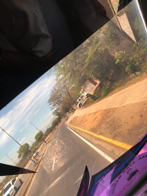 Vehicle windshield view captured in El Valle del Espíritu Santo