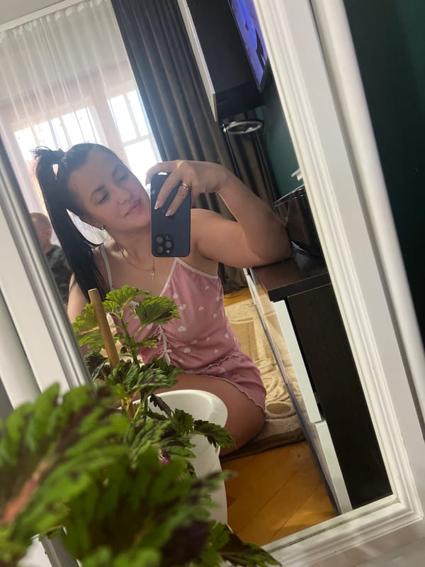 Woman documents quiet afternoon at home with cat selfies