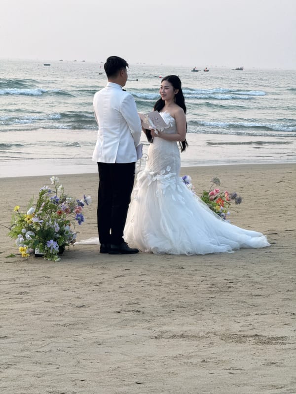 Beach wedding ceremony captures sunset moment in Đà Nẵng