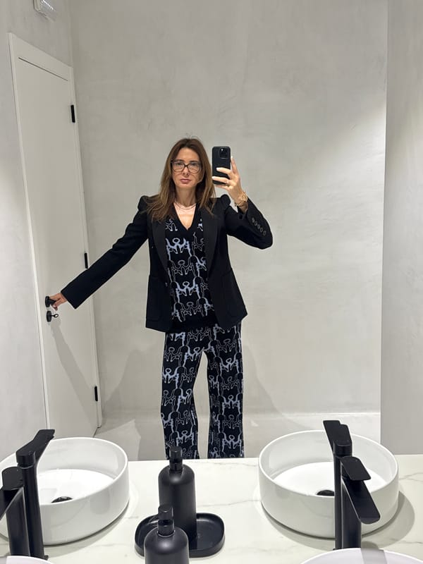 Woman takes mirror selfie in Torres Vedras bathroom