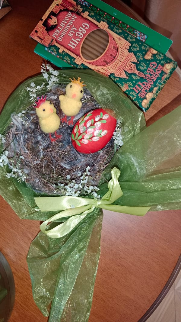 Morning glimpses inside Moscow home reveal Easter decorations, furniture