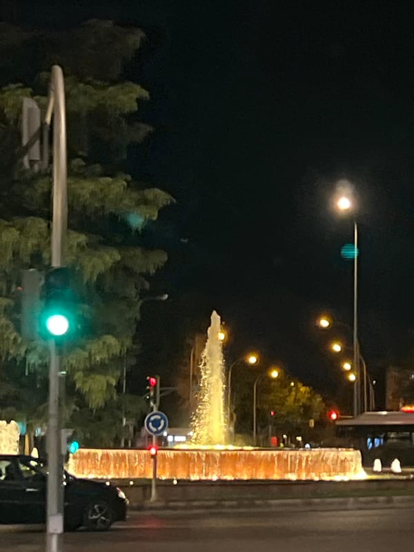 Night traffic recorded at Madrid fountain roundabout