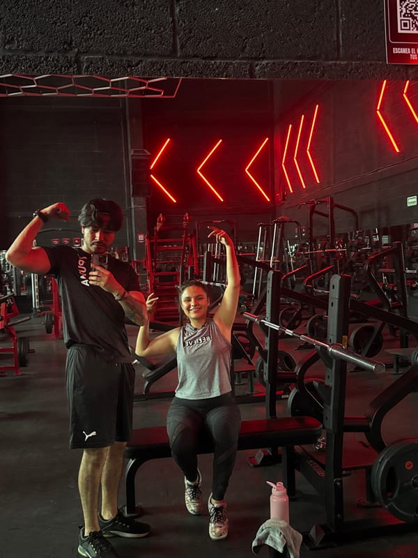 Late-night gym selfies captured in Puebla fitness center