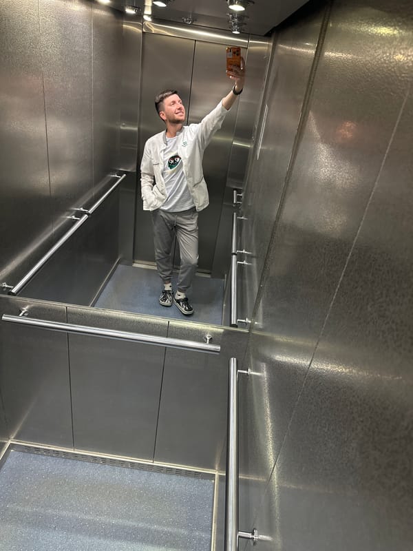 Lab worker documents shift with selfies at Moscow medical facility
