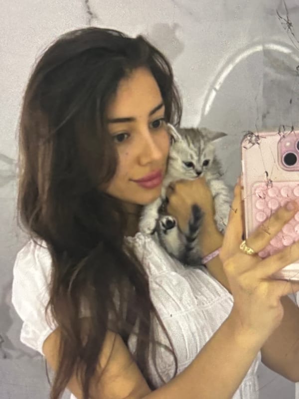 Home evening in Orihuela: pets, food, and everyday interiors