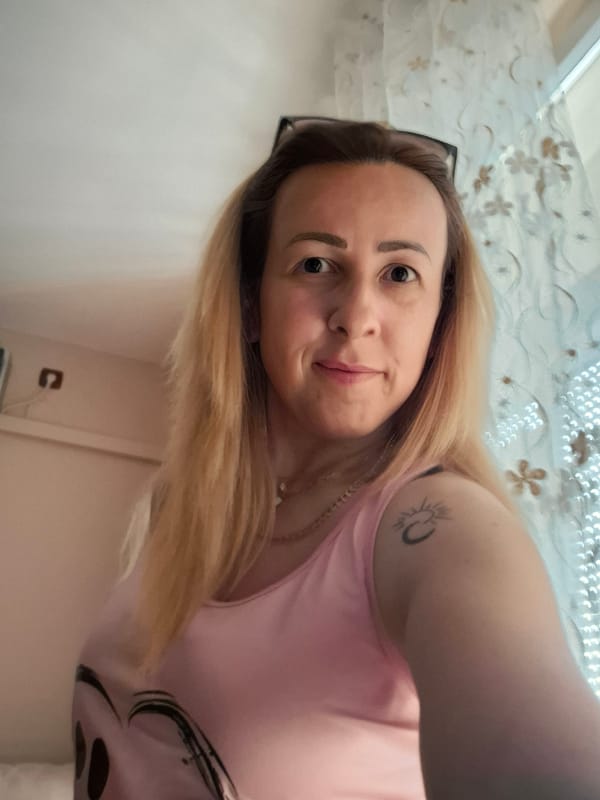 Woman photographed in indoor selfie and outdoor portrait session