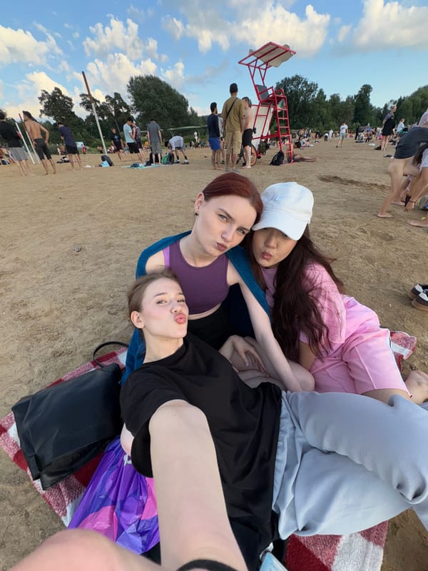 Beach hangout in Russia wraps up at golden hour