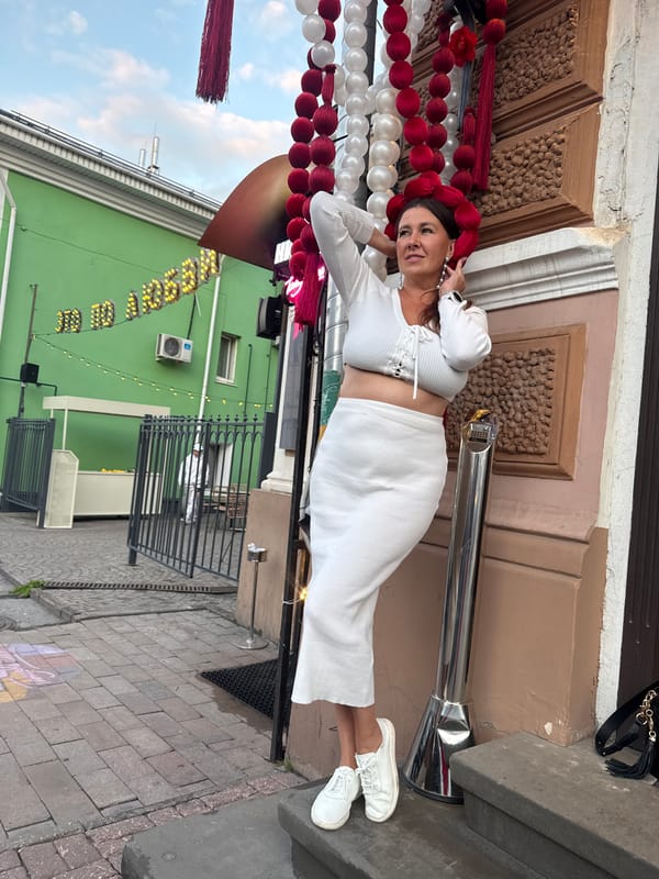 White outfits and red florals outside a Nizhny Novgorod restaurant
