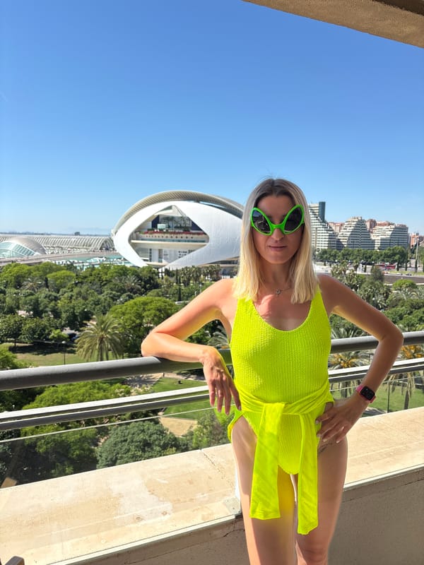 Woman poses in neon green at València's Arts complex