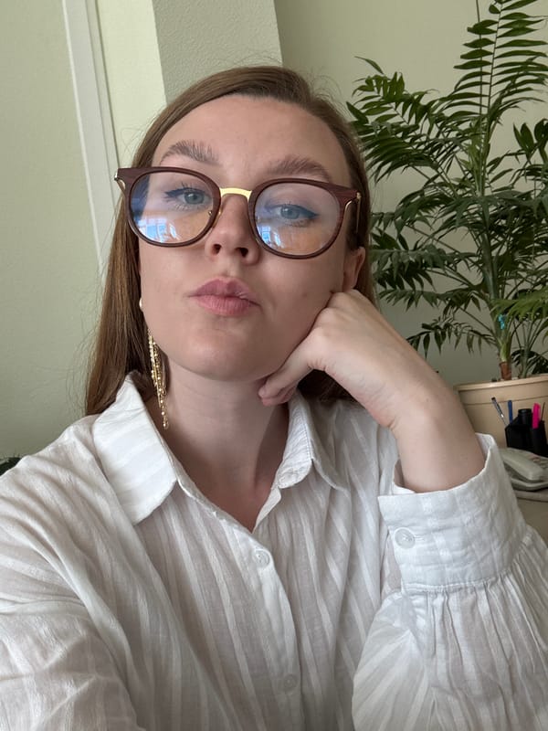Woman takes early morning bathroom selfies in Izhevsk