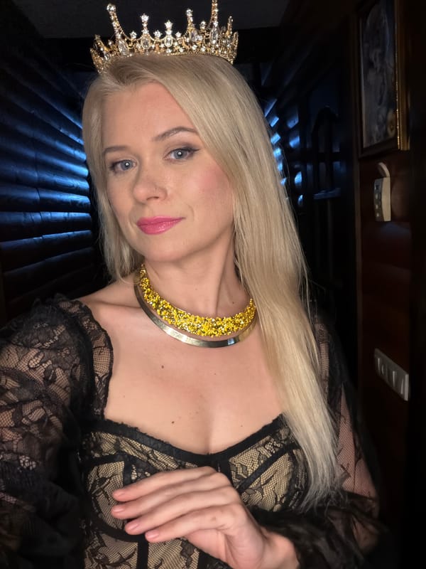 Posed portrait session in Sochi with crown and black lace