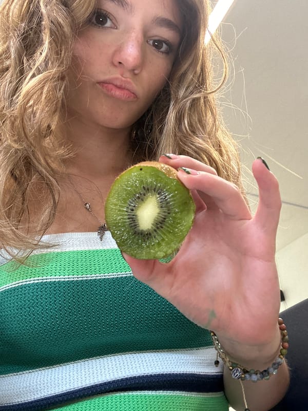 Person shares kiwi and Nutella snacks in Puebla office