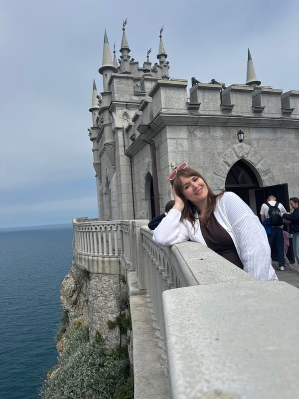 Tourist visit documented at Ukraine's clifftop Swallow's Nest castle