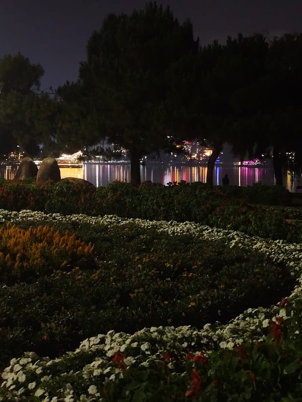 Evening life documented around Da Lat's Xuan Huong Lake