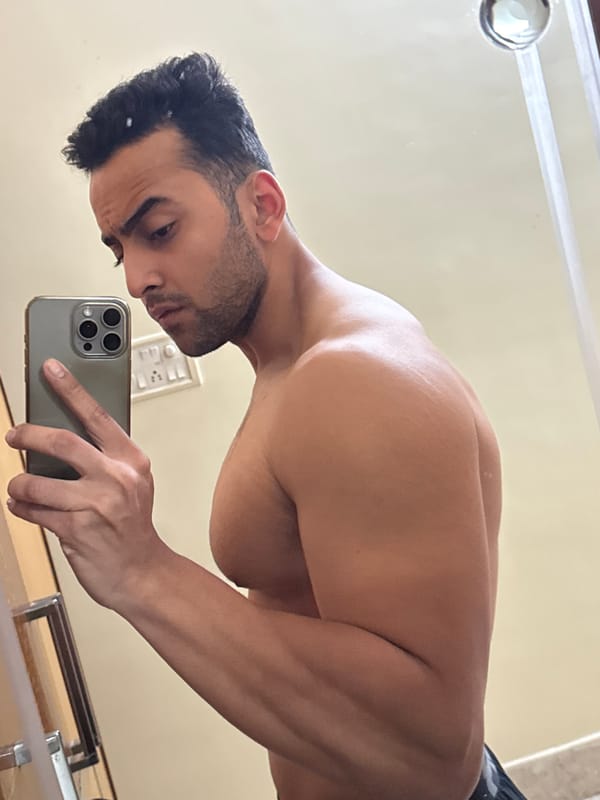 Man takes mirror selfies at private residence in Kolkata