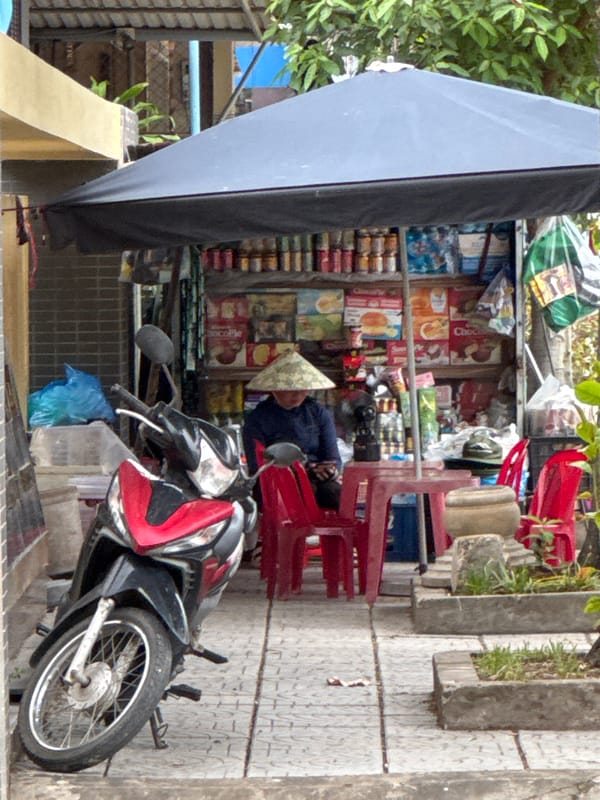 Street-level scenes from a quiet morning in Đông Hà Ward