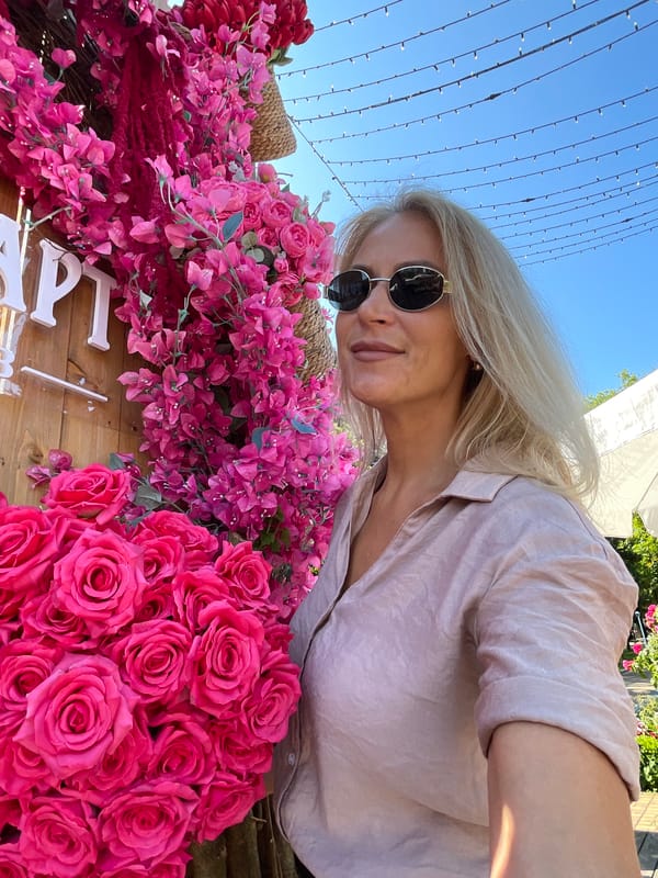Woman documents morning visit to Sochi's blooming rose gardens