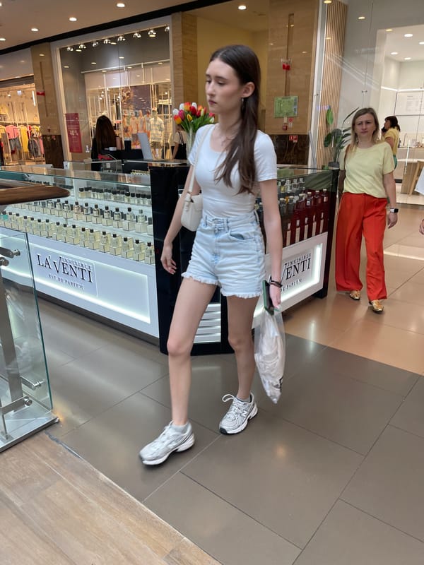 Moscow daily life captured across malls, restaurants, gaming venues