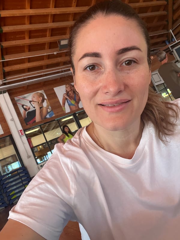 Gym selfie in Rome, casual fitness center setting