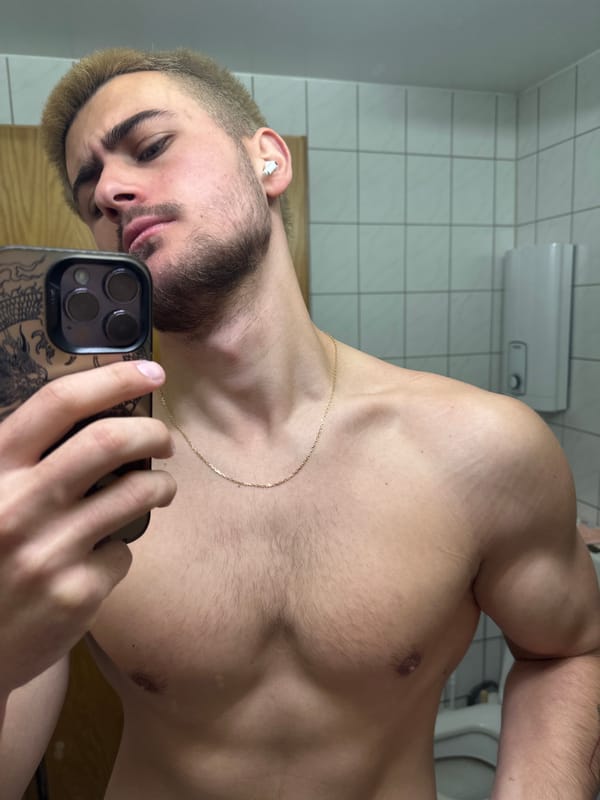 Man documents breakfast and bathroom selfies in Essen