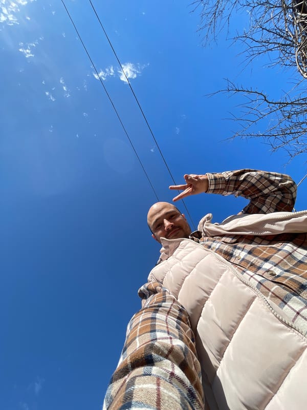 Person makes peace sign under clear skies in Zav'yalovo