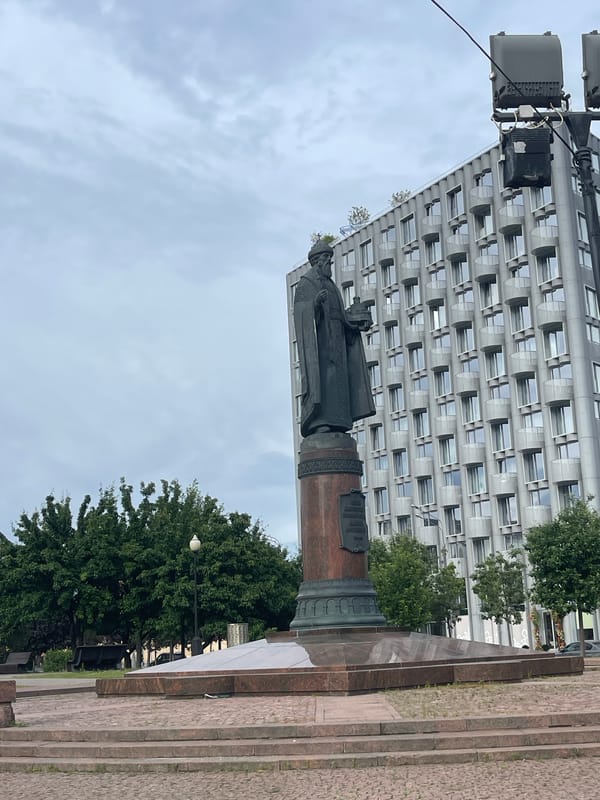 Afternoon walking tour documented across central Moscow neighborhoods