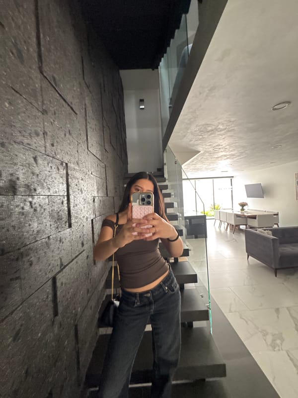 Woman takes selfies in upscale Puebla residence