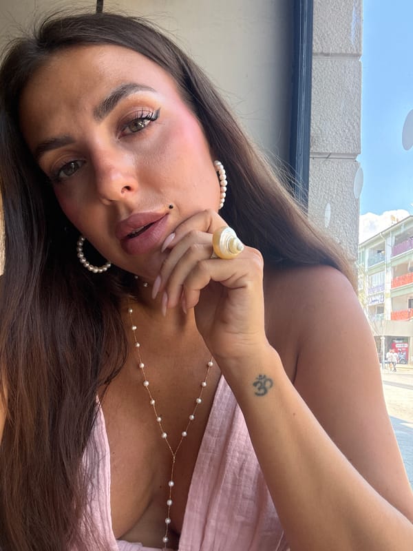 Pearl jewelry and summer accessories in coastal Fethiye