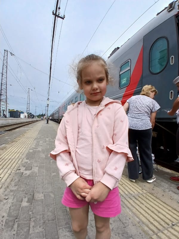Morning activity at Rtishchevo station as an RZhD train stops