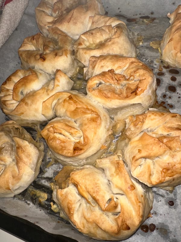 Evening food and nighttime stroll documented in Istanbul district