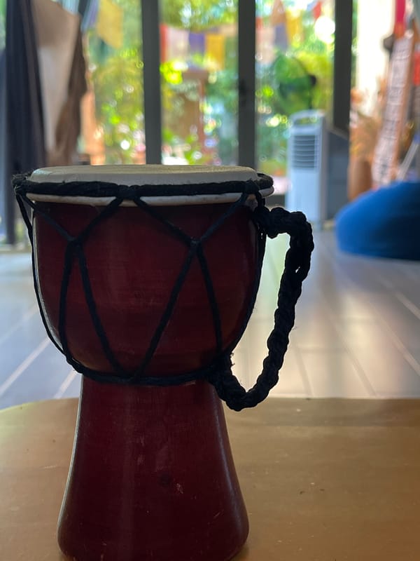 Laid-back Đà Nẵng hangout with incense, drums, and dried flowers