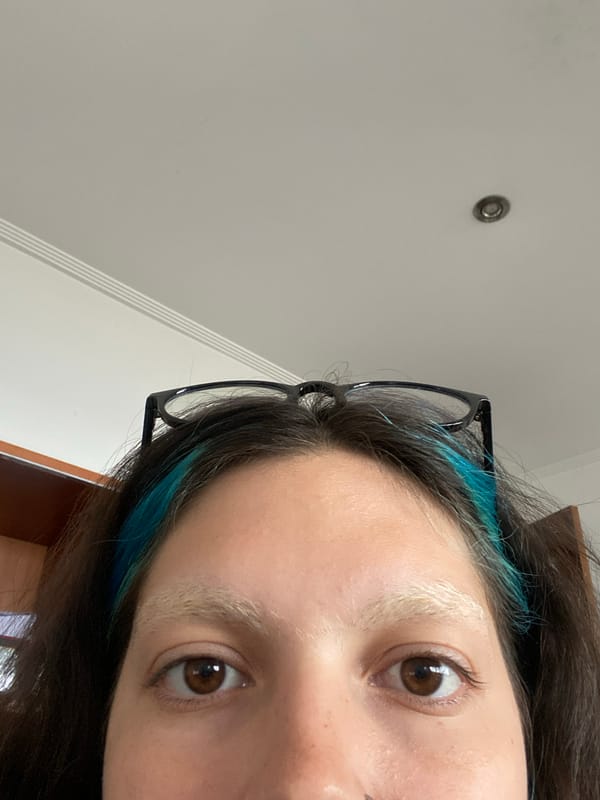 Person with blue-streaked hair photographed twice in Gijón selfies