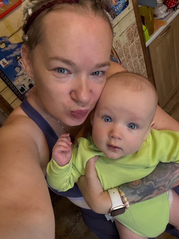 Baby's morning routine: tummy time and feeding at home
