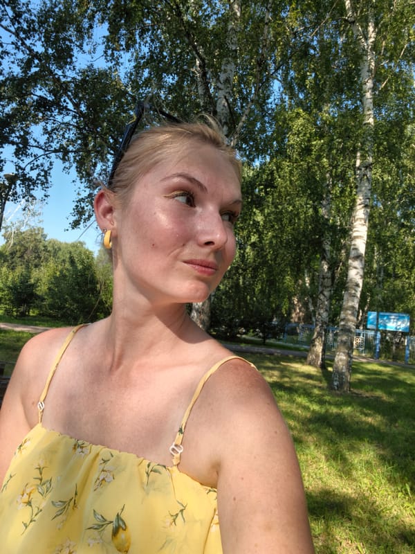 Afternoon park hang in Sterlitamak, yellow dress and selfies