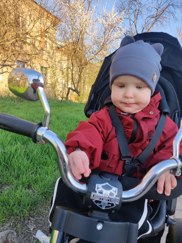 Baby in tricycle stroller spotted in Donetsk