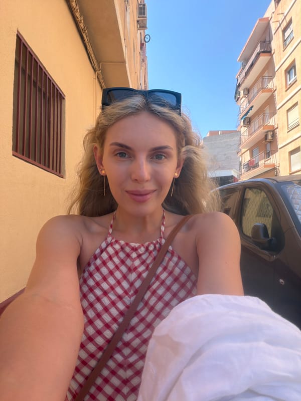 Sunny afternoon selfies in Valencia, red gingham dress