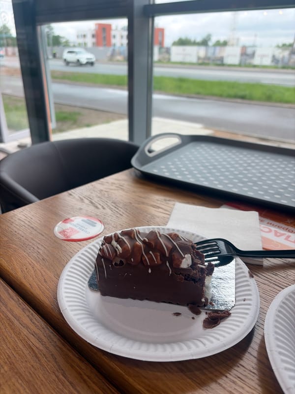 Morning rush at Saint Petersburg bakery draws families